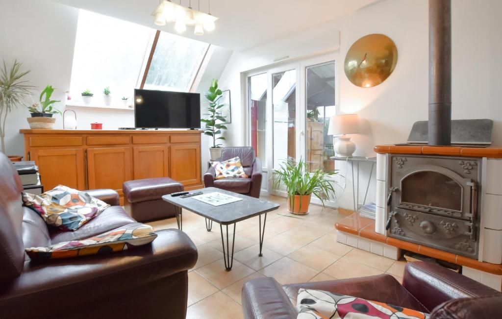 Cozy Home In Agon-Coutainville With Wifi