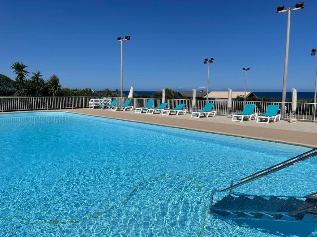 A 5 mn à pied de la mer, piscine ,tennis, paillote