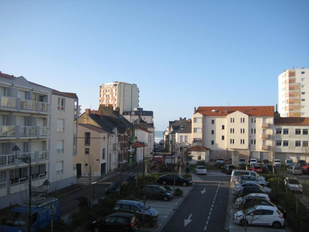 Appartement lumineux 2 pièces à 100 m de la plage et du marché Arago, avec balcon et parking sécurisé - FR-1-331-100