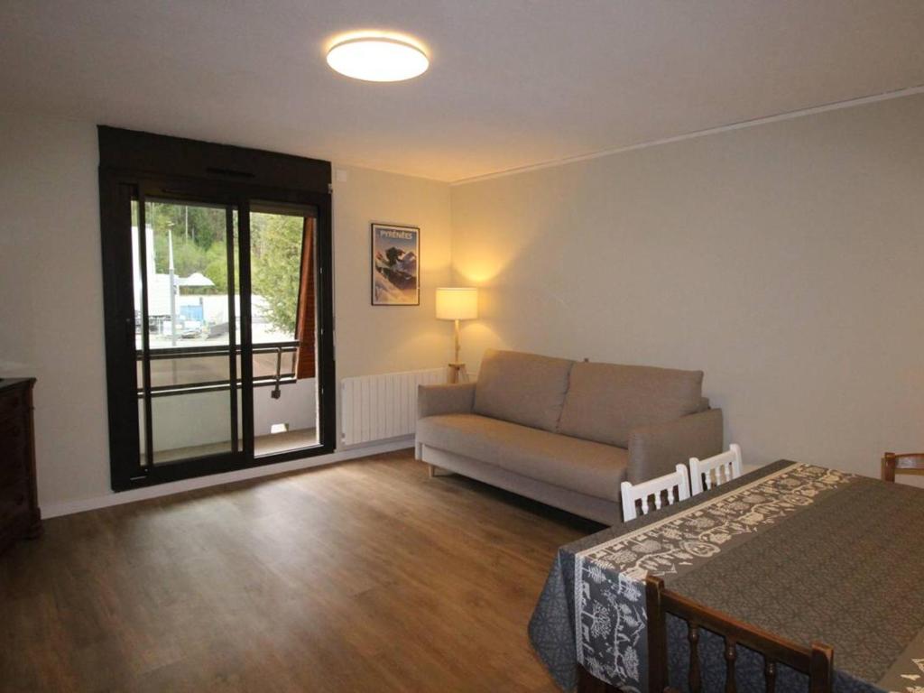 LUCHON T2 RENOVÉ AVEC BALCON ET PARKING - FR-1-313-211