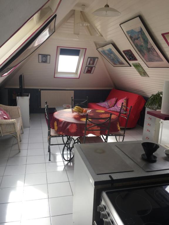 Duplex rénové avec balcon et garage, proche plage et centre-ville - FR-1-646-67