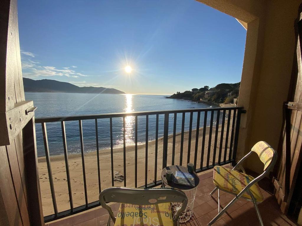 Studio climatisé avec terrasse et accès direct plage à Tiuccia - FR-1-61-478