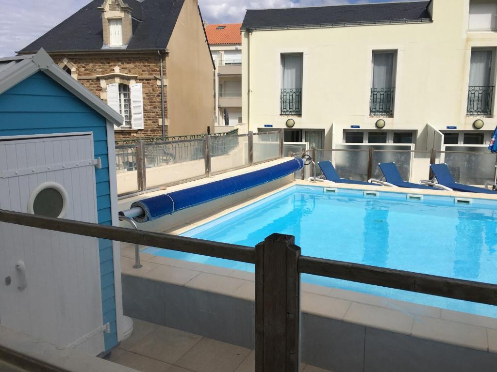 Appartement RDC avec Terrasse, Piscine et Parking - Accès Direct Plage des Sables-d'Olonne - FR-1-197-588