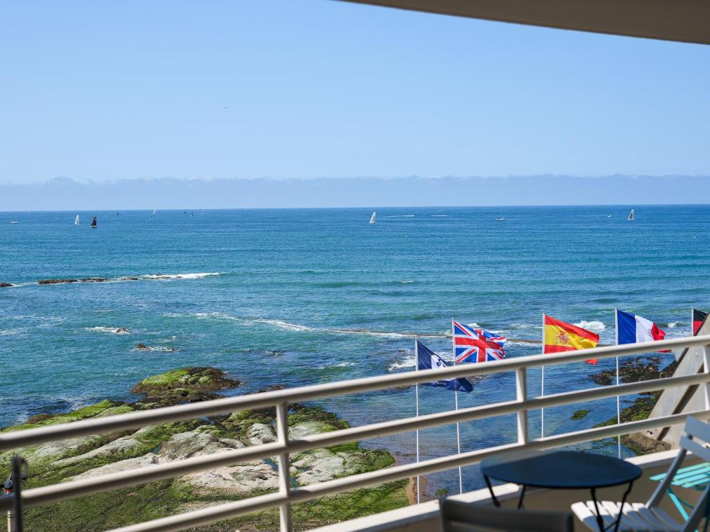 Appartement Face Mer - 2 Chambres, Terrasse, Garage, Wi-Fi - FR-1-197-603