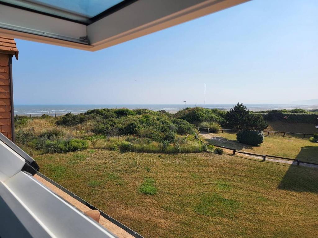 Duplex en front de mer avec balcon à Merville-Franceville-Plage - FR-1-465-99