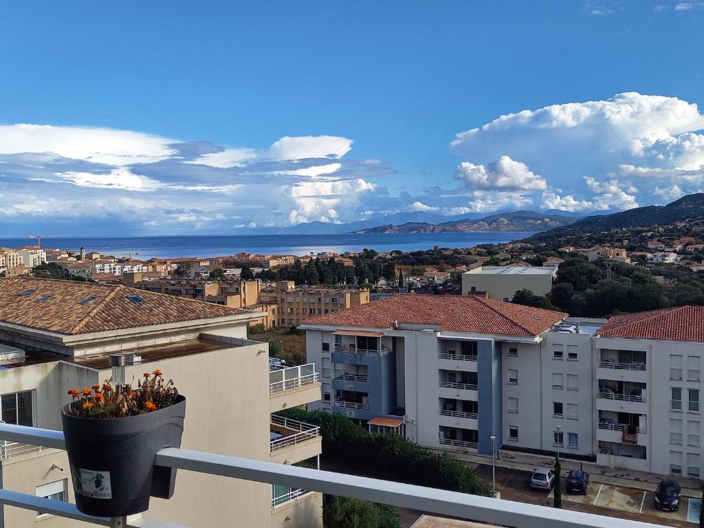 Appartement Isula Piana avec vue panoramique mer et montagnes, 40m de terrasse