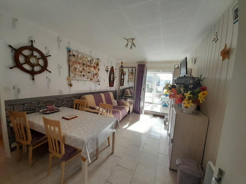 Appartement RDC avec Véranda et Terrasse, Proche Plage et Commerces, Parking Privatif - FR-1-324A-50