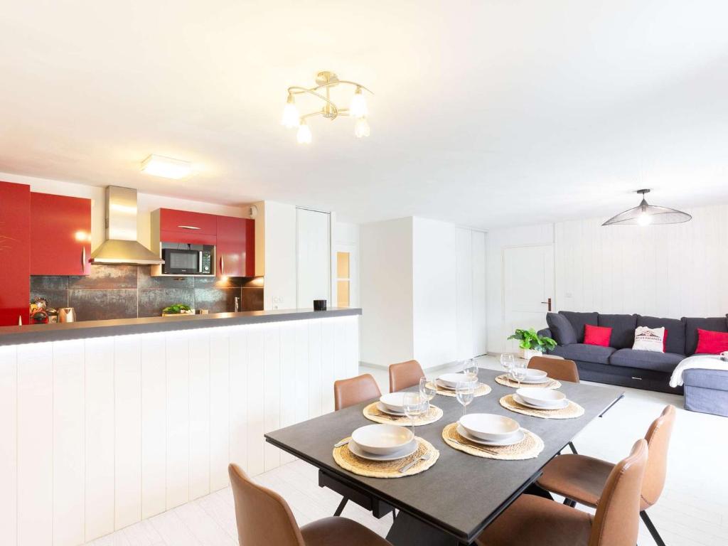Appartement spacieux 8 pers, centre village, balcon, parking, proche télécabine & thermes - FR-1-296-475