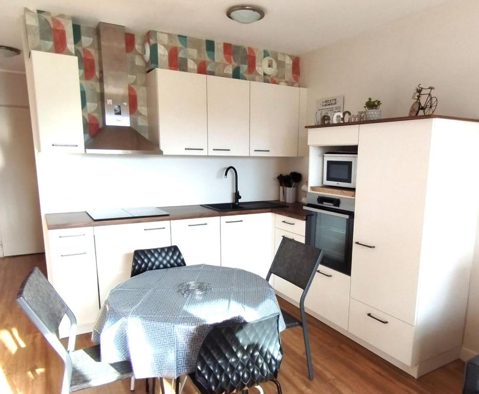 ARBI'ZEN ,appartement de 44m2, 2 chambres et terrasse ,classé 3 étoiles, à 3kms de Bagnères de Bigorre, dans un cadre somptueux de 57 hectares, face à la chaîne des Pyrénées dans les résidences du Golf dominant la vallée de la haute Bigorre