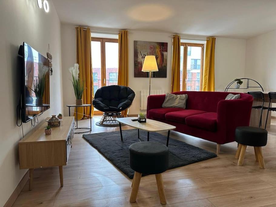 Bright apartment in hypercenter with parking