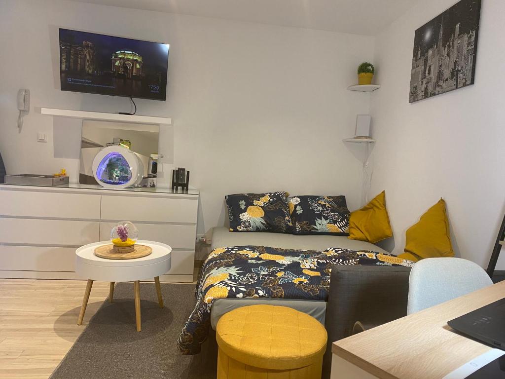 chambre avec un accès indépendant et salle de bain et toilette privatifs