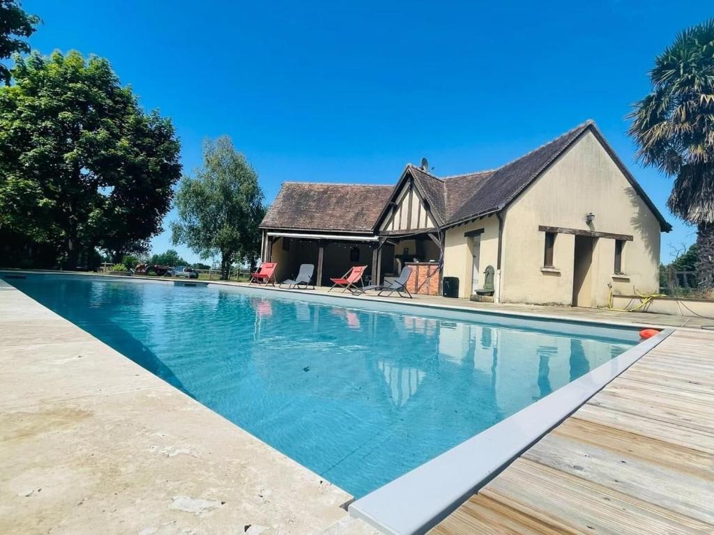 Évasion champêtre : Maison avec piscine, tennis, et étang au cœur de 50 hectares de forêt - FR-1-410-307
