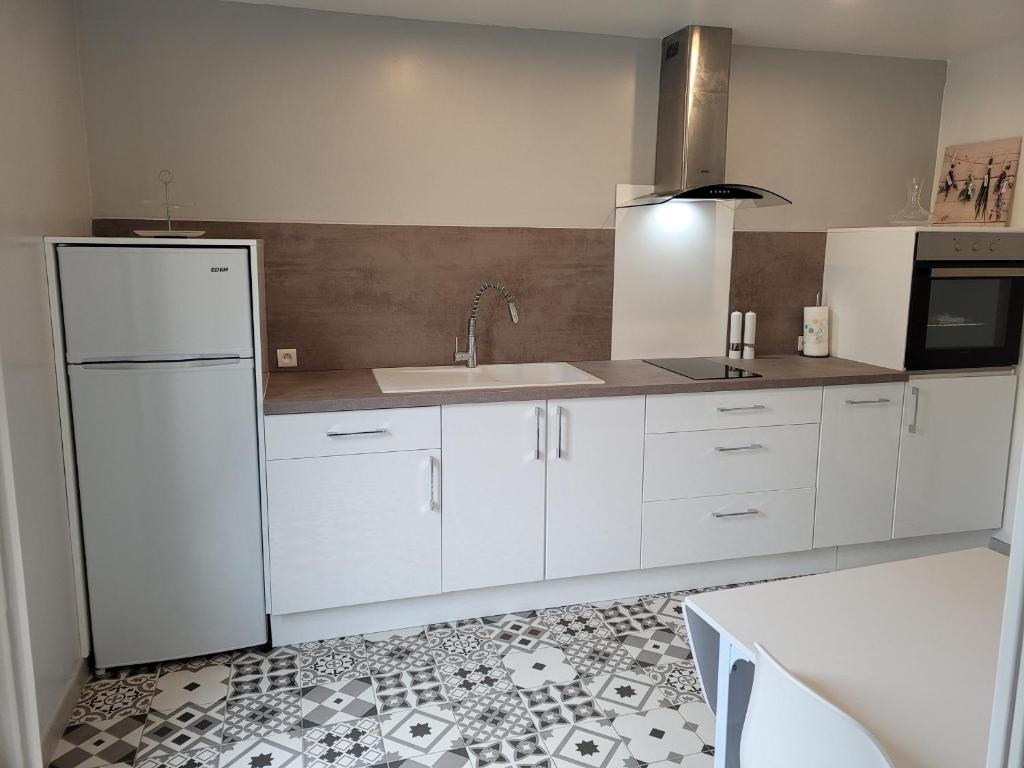 Gîte Confortable près du Mans avec Piscine, Parc de Jeux et Vélo - FR-1-410-364