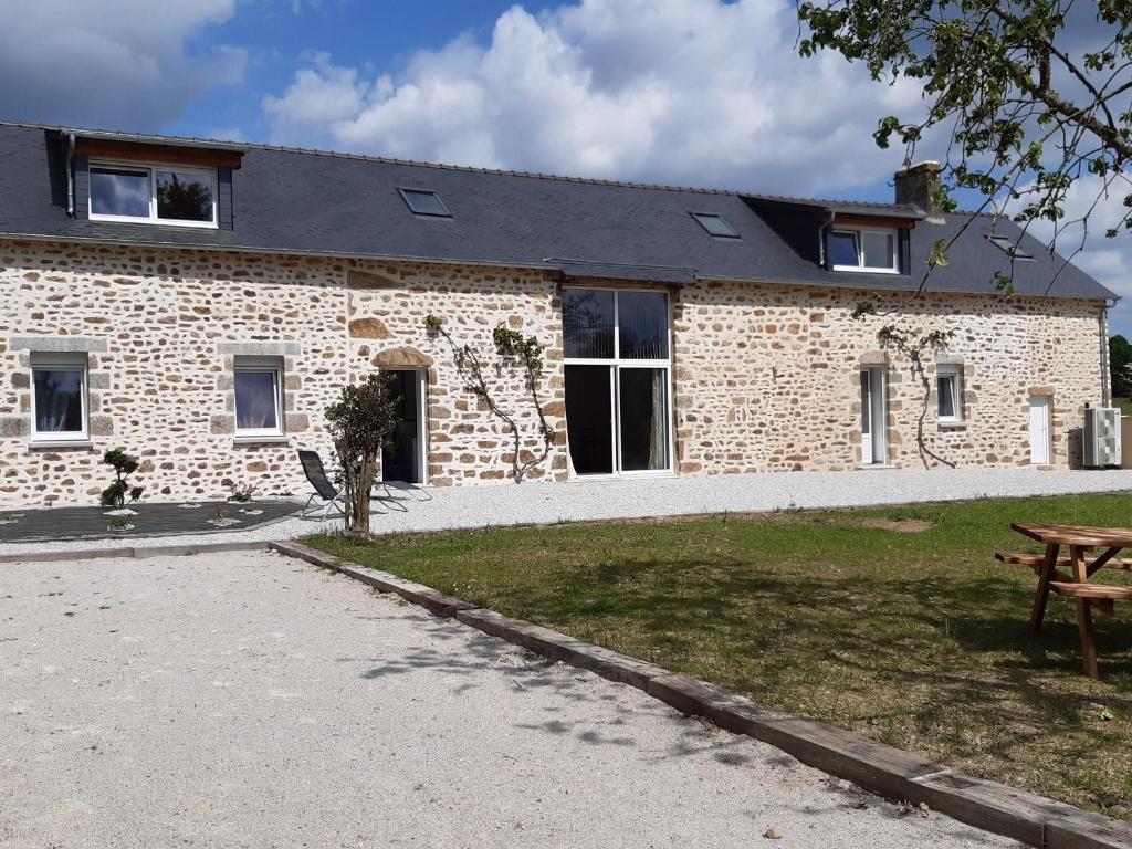 Longère rénovée avec charme, 5 chambres, grand jardin, proche du village, idéale pour 15 pers. - FR-1-410-355