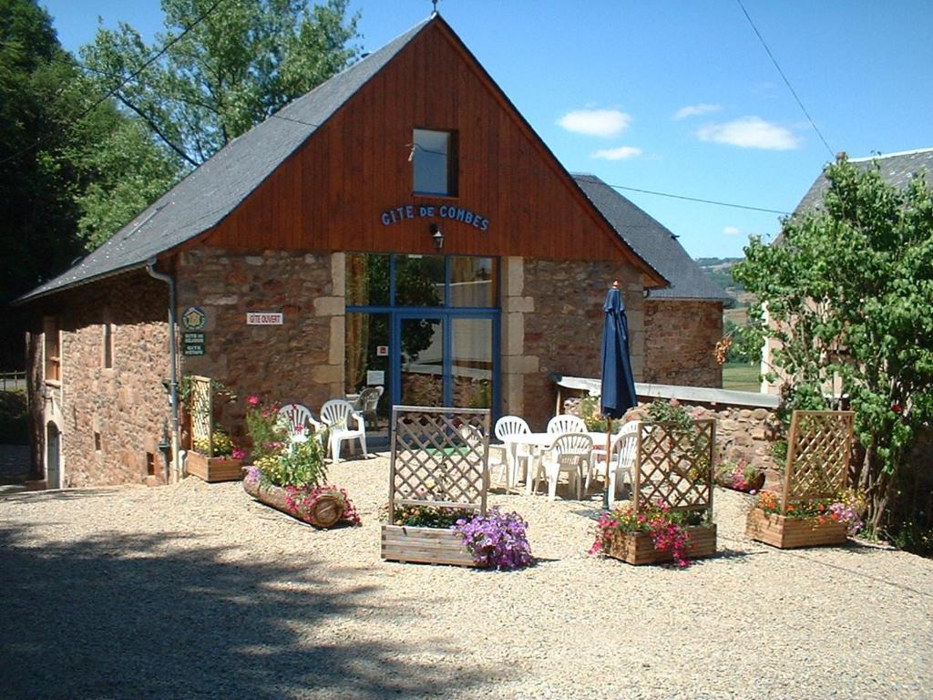 Grande maison conviviale a Saint Come d'Olt avec jardin et cheminee
