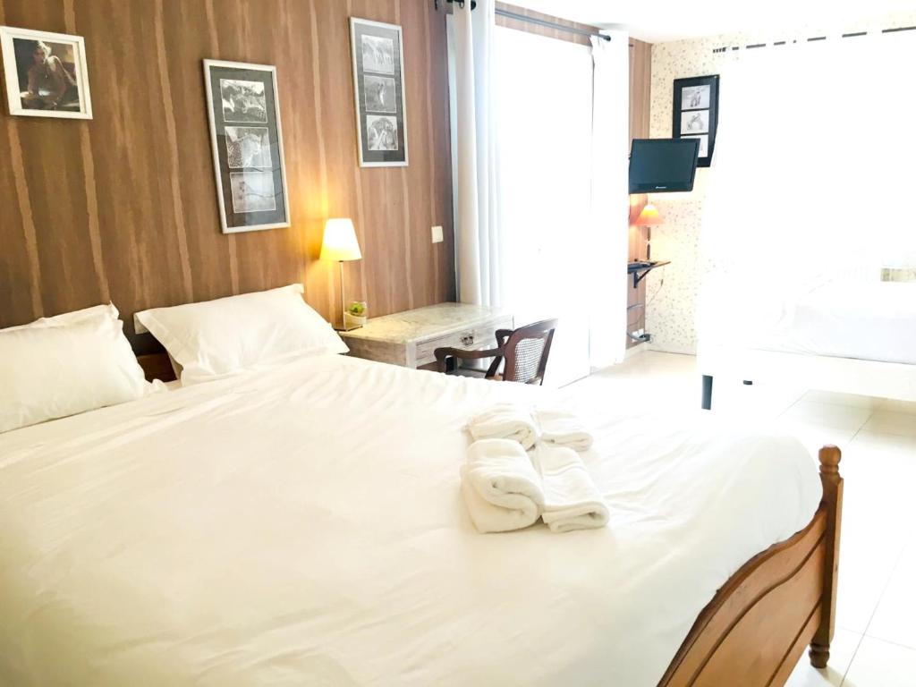 Maison charmante a Saint Gery avec piscine partagee