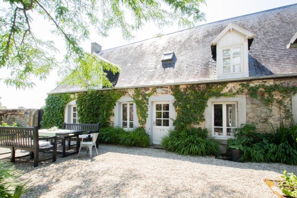 Maison charmante a Regneville sur Mer avec jardin et vue mer