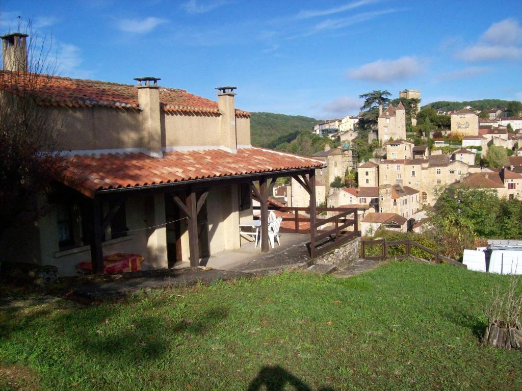 Charmante maison a Puy l'Eveque avec jardin et balcon