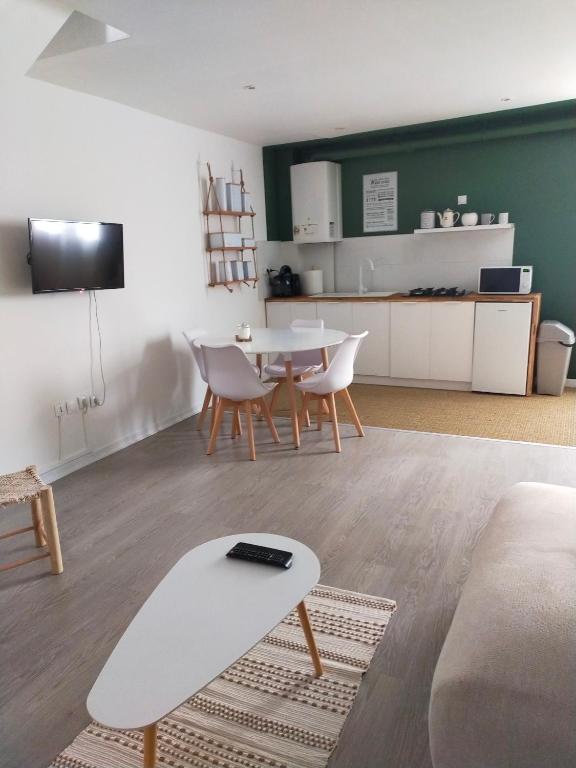 A La Villa Perroy les chambres sont spacieuses et les petit-déjeuners offerts