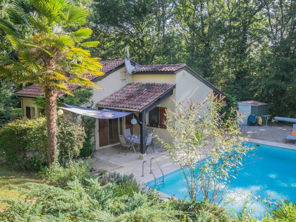 Quiet holiday home with large pool