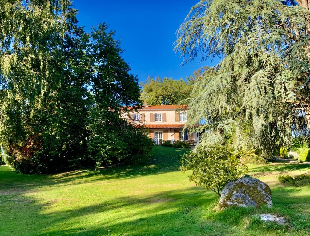 LES 15 CHENES Chambres d hôtes, parc arboré de 5000 m2 à 20KM du PUYDUFOU Une suite familiale et 3 chambres doubles