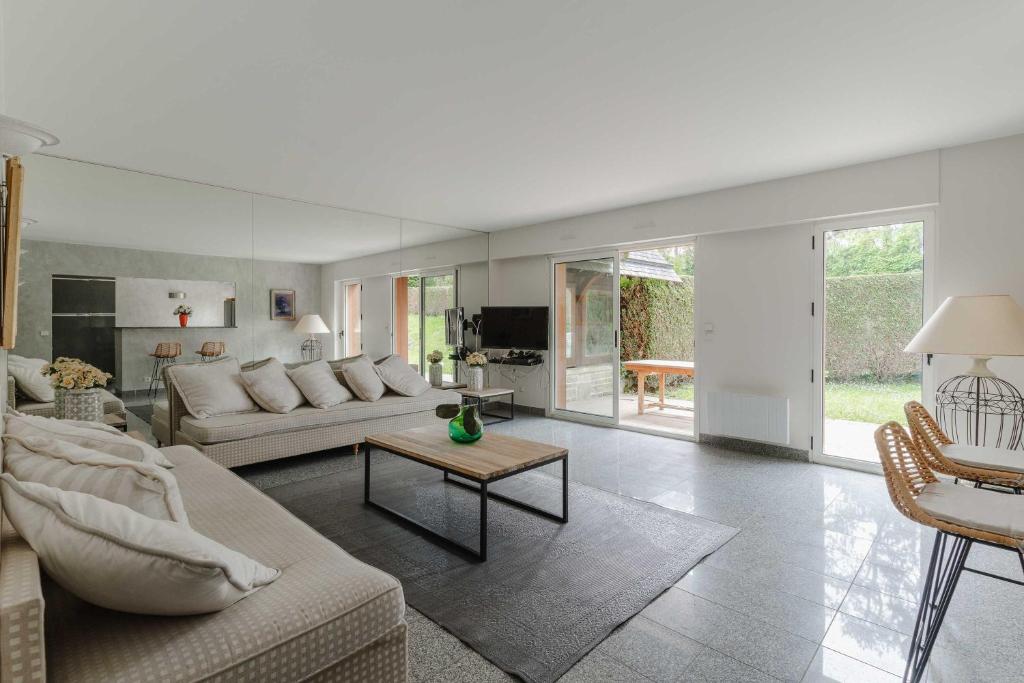 Luxury haven with swimming pool and tennis court Deauville