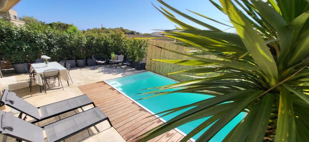 Villa Moderne de Standing avec Piscine Privée à 400m de la Plage - 4 Chambres