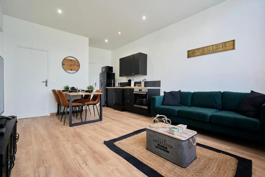 3 bedroom house with courtyard, near metro
