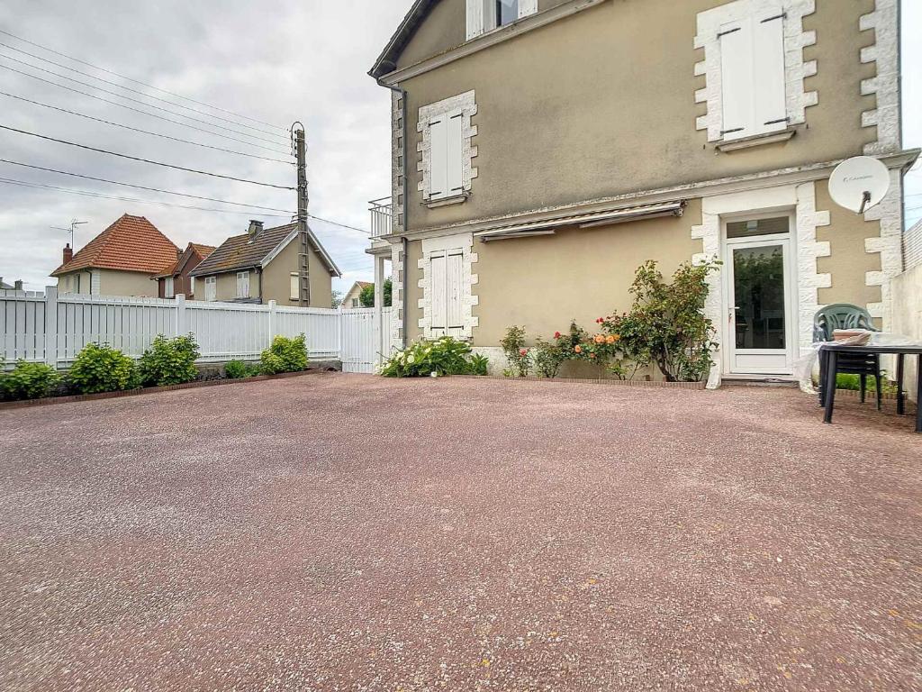 Appartement 3 pièces à 150m de la mer avec cour fermée et terrasse ensoléillée - FR-1-746-12