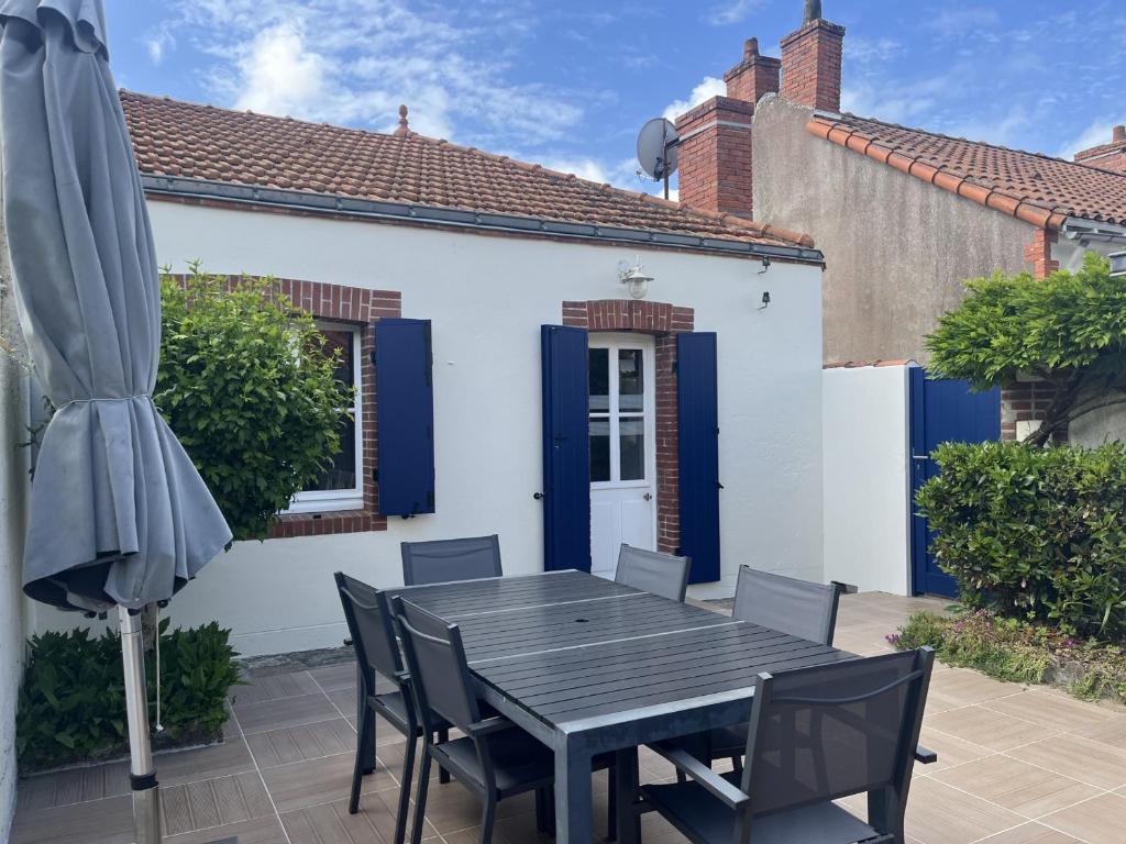 Maison 2 étoiles - 4 pers - 100m plage, 200m centre - Cour privée, proche commodités - FR-1-612-8