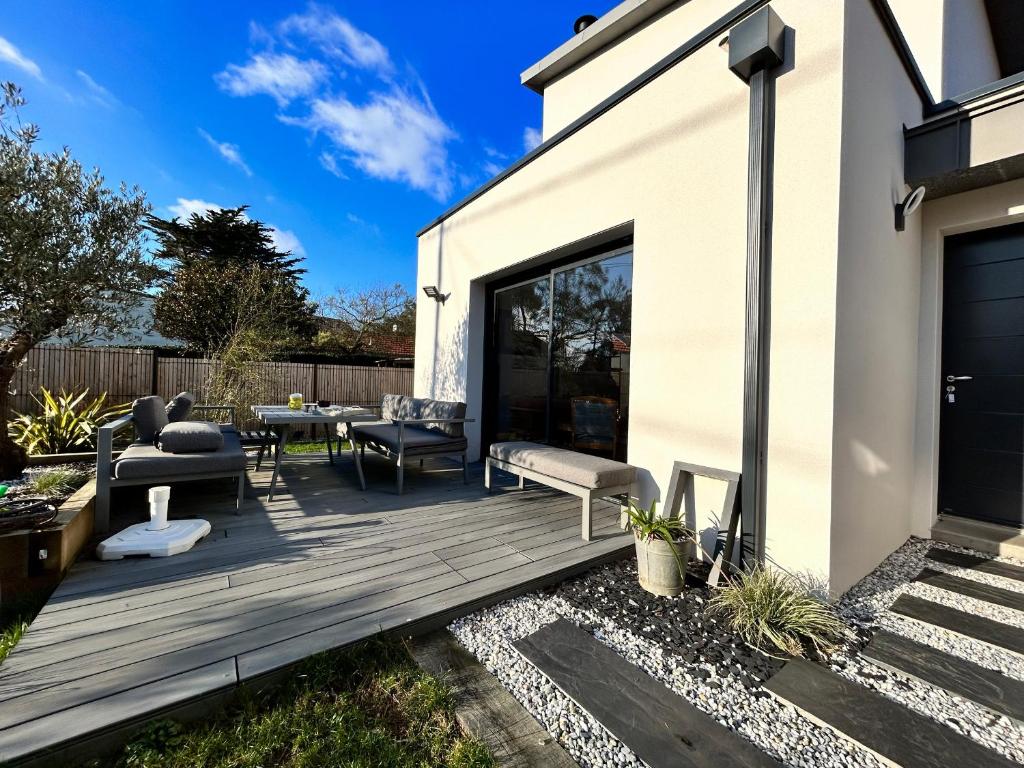 Maison familiale style industriel, plages à pied, jardin clos, 3 terrasses, BBQ, parking privé - FR-1-364-166