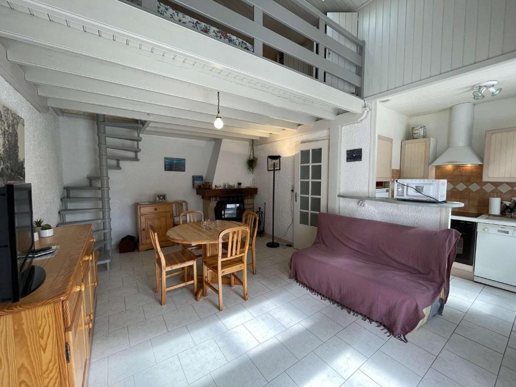 Maison 3 pièces avec mezzanine, proche plage et forêt, 6 couchages, parking, terrasse aménagée - FR-1-224C-240