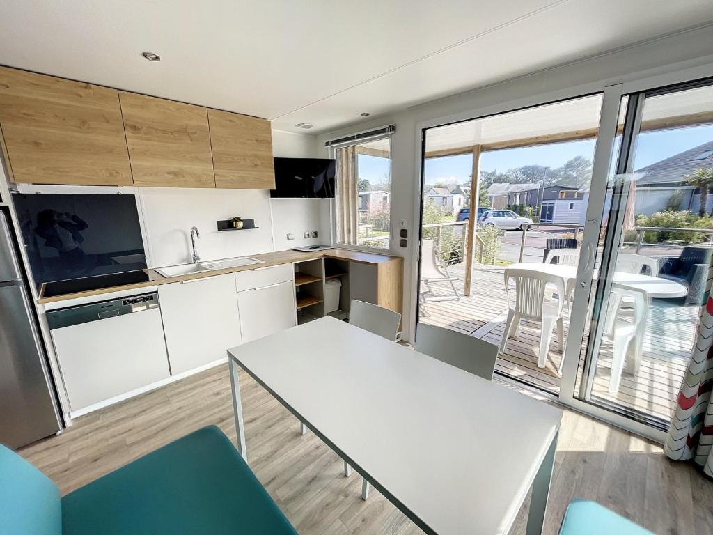 Mobil-Home Grand Confort 4p, 2 Chambres, 200m Plage, Piscine Chauffée, Parking, WiFi Inclus - FR-1-361A-85