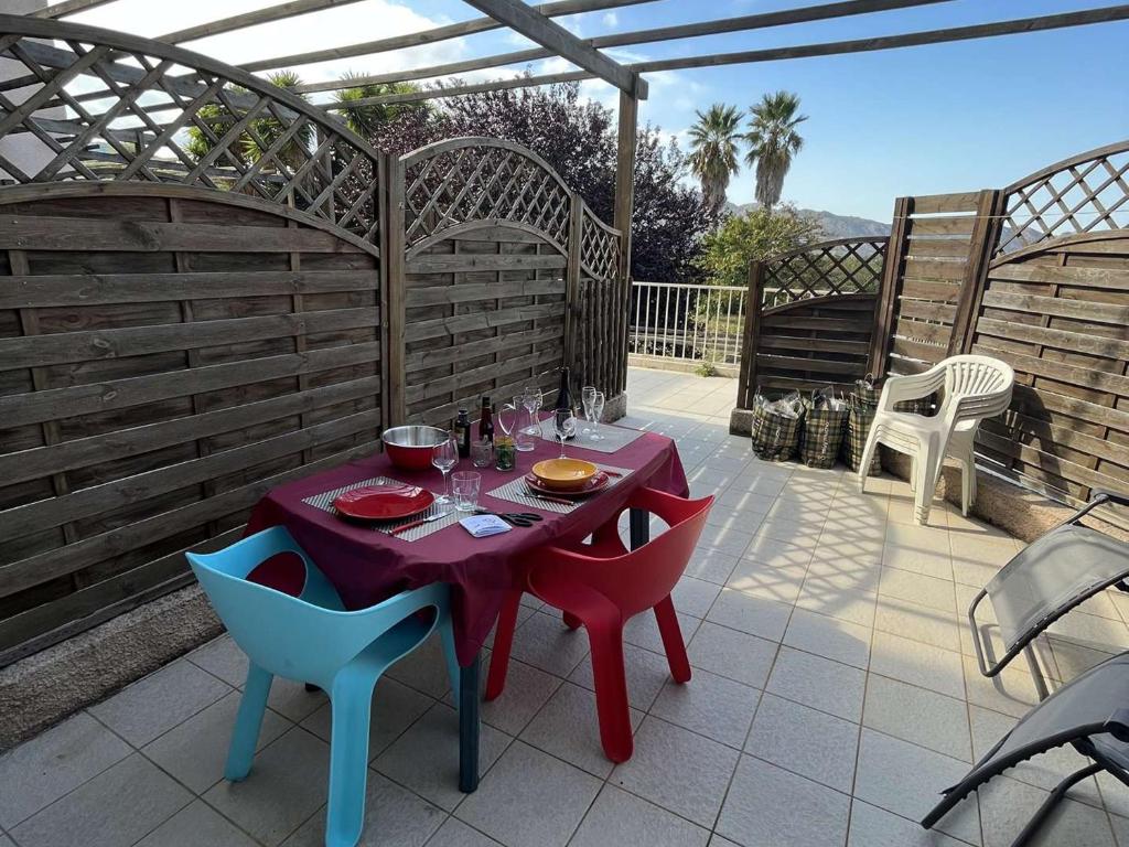 Studio calme avec terrasse, piscine, proche plages et centre, climatisation - FR-1-650-37