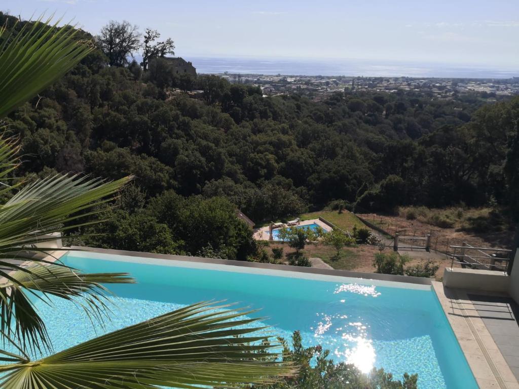 Studio moderne magnifique vue sur mer dans cadre calme et verdoyant