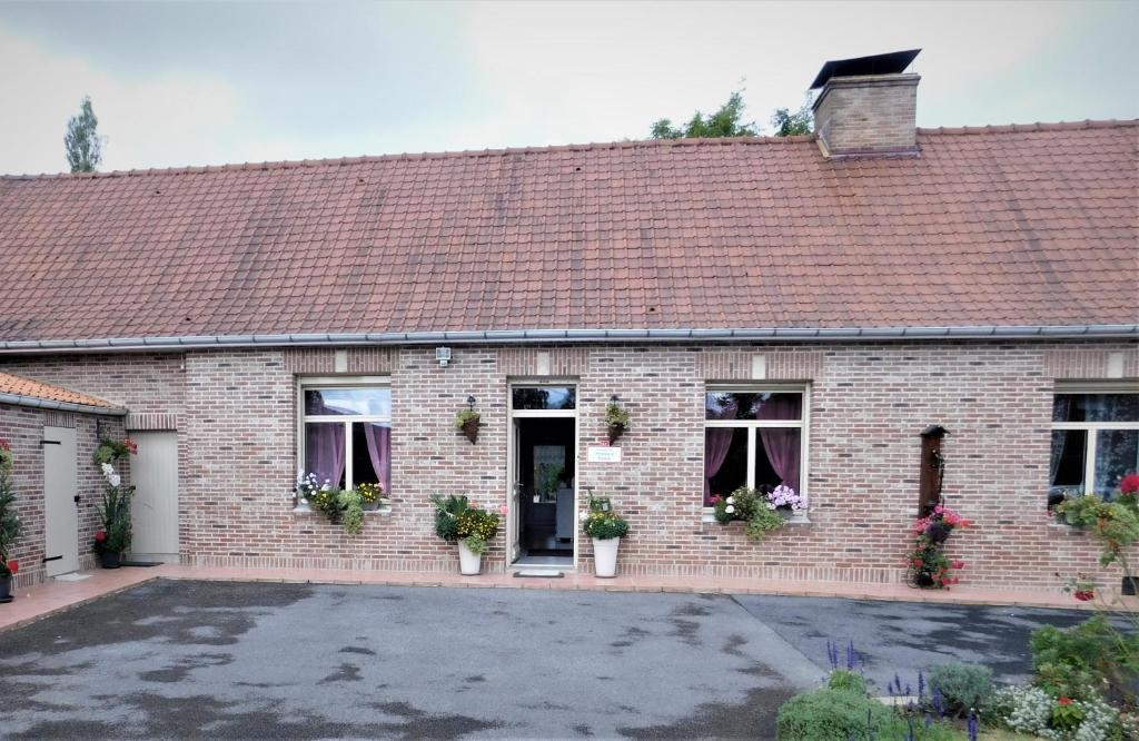 Studio en rez-de-chaussée - Le petit Château Avesnois - TV - WIFI - Logement Entier