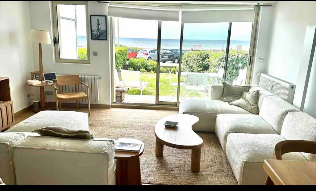 Beautiful flat with swimming pool tennis court and private car parking 64