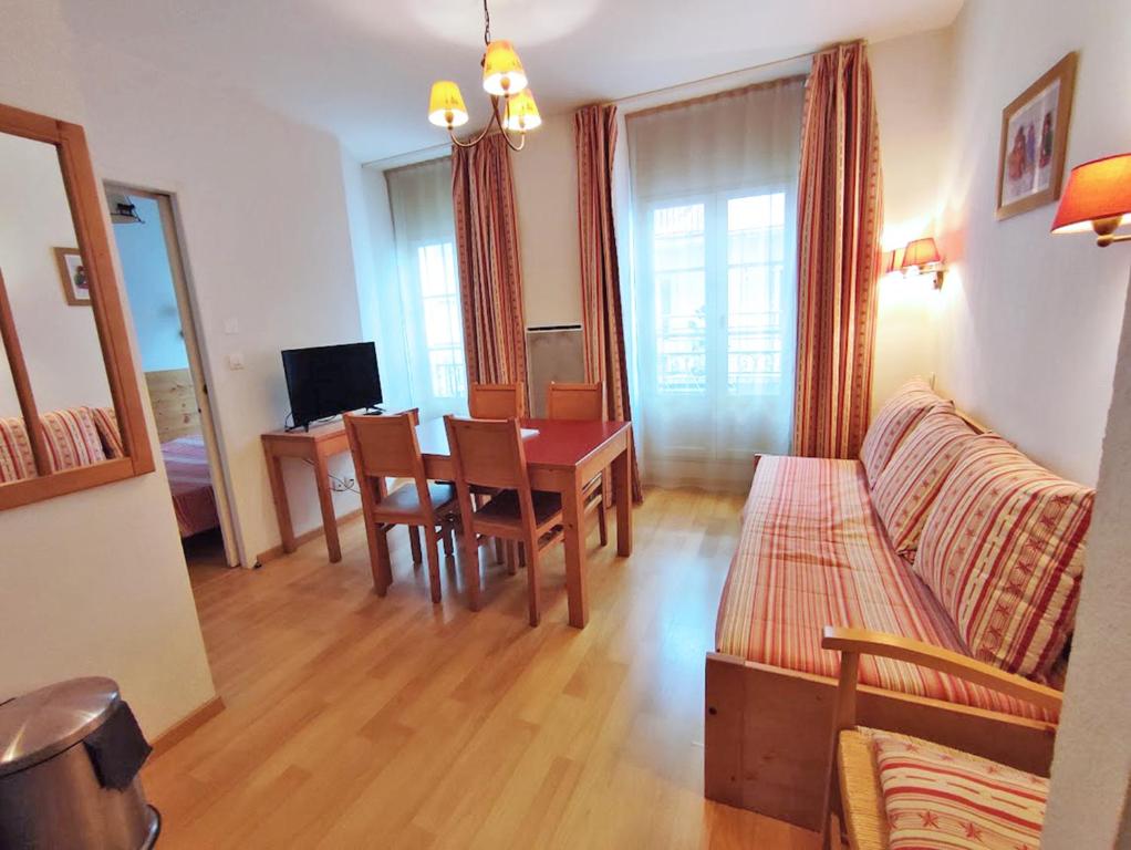Oo, T2, centre Luchon, wifi, casier à skis, ascenseur, 4 personnes