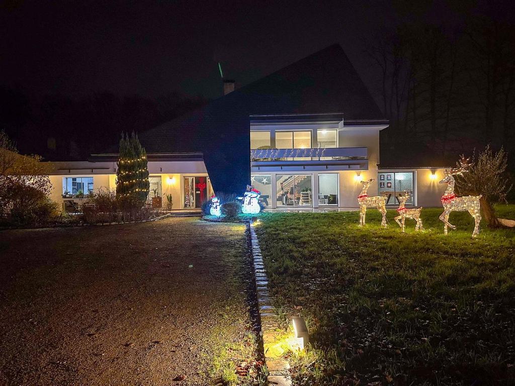 Villa avec piscine, Cinéma, terrain privé