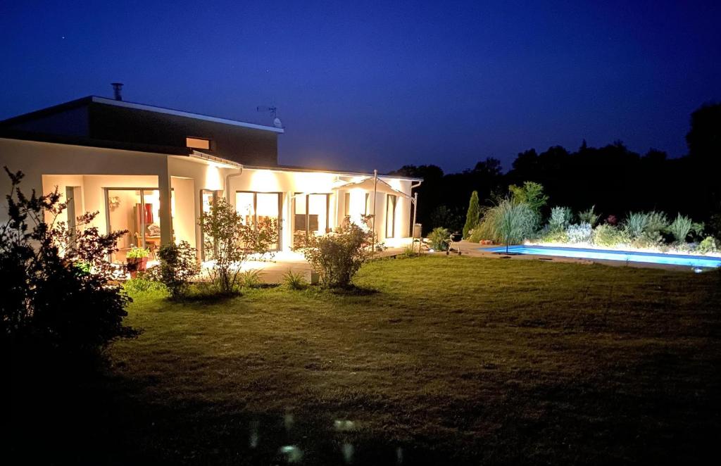 Villa contemporaine avec piscine sur 4000 m2 à Rodez 9 personnes