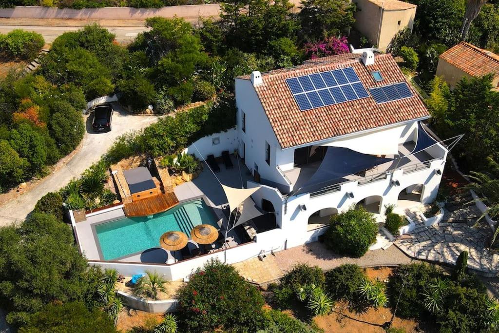 Villa d'architecte, piscine et jacuzzi, à quelques mètres de la plage