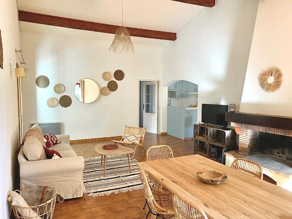 Villa privée dans un cadre verdoyant , piscine et grand jardin