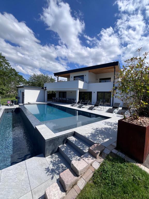 Villa privée 230m2/ Piscine débordement/Billard-Babyfoot-Boulodrome-Flipper/Strasbourg